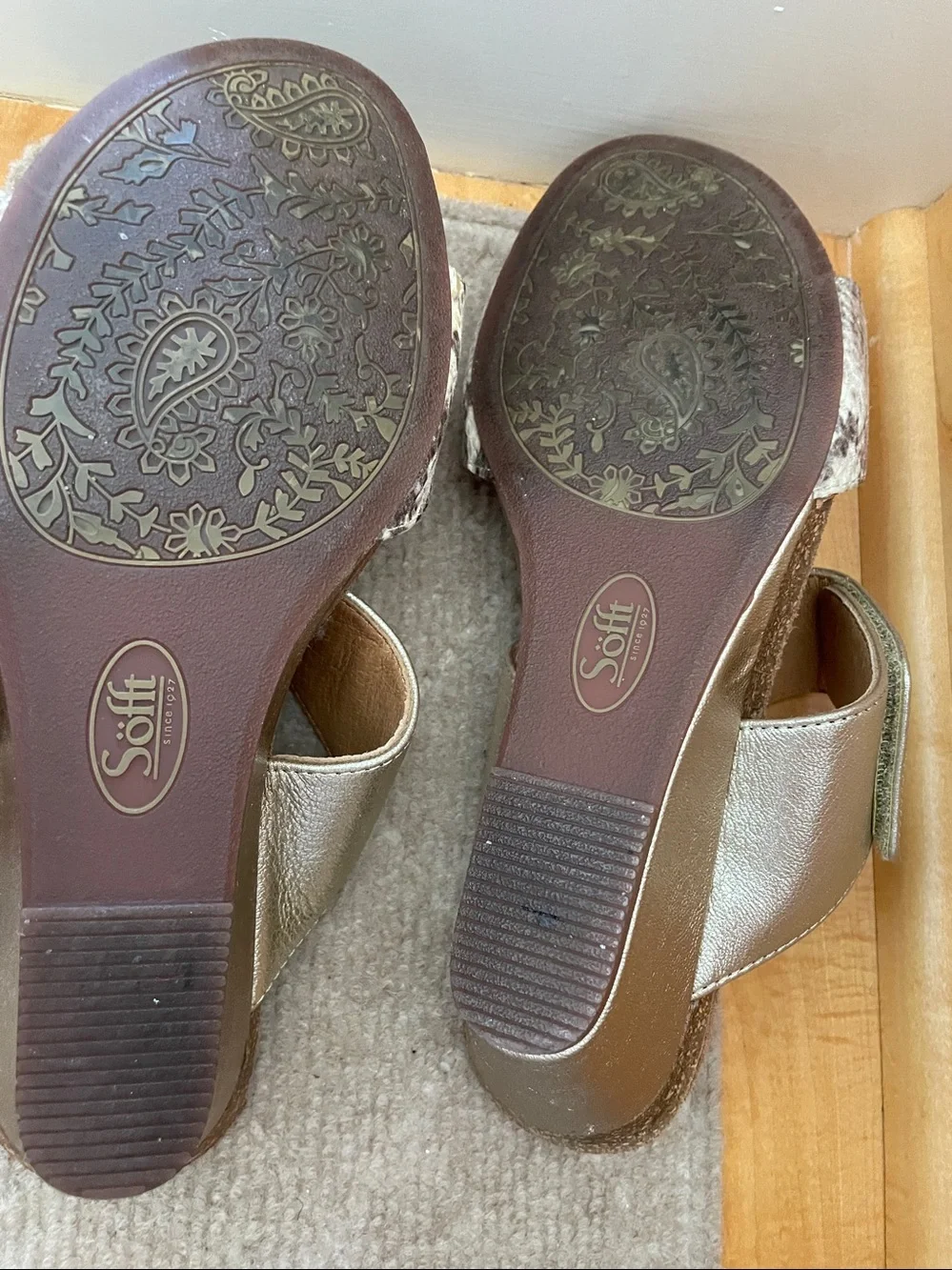 Söfft Vangie Metallic Gold Snakeskin Wedge Sandals Slide 8